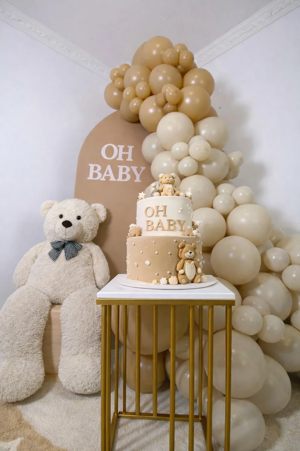 Detalle torta baby shower Oh Baby con osito y globos nude