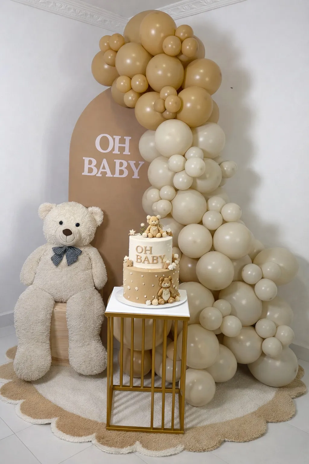 Baby shower Oh Baby con arco beige, osito gigante y torta