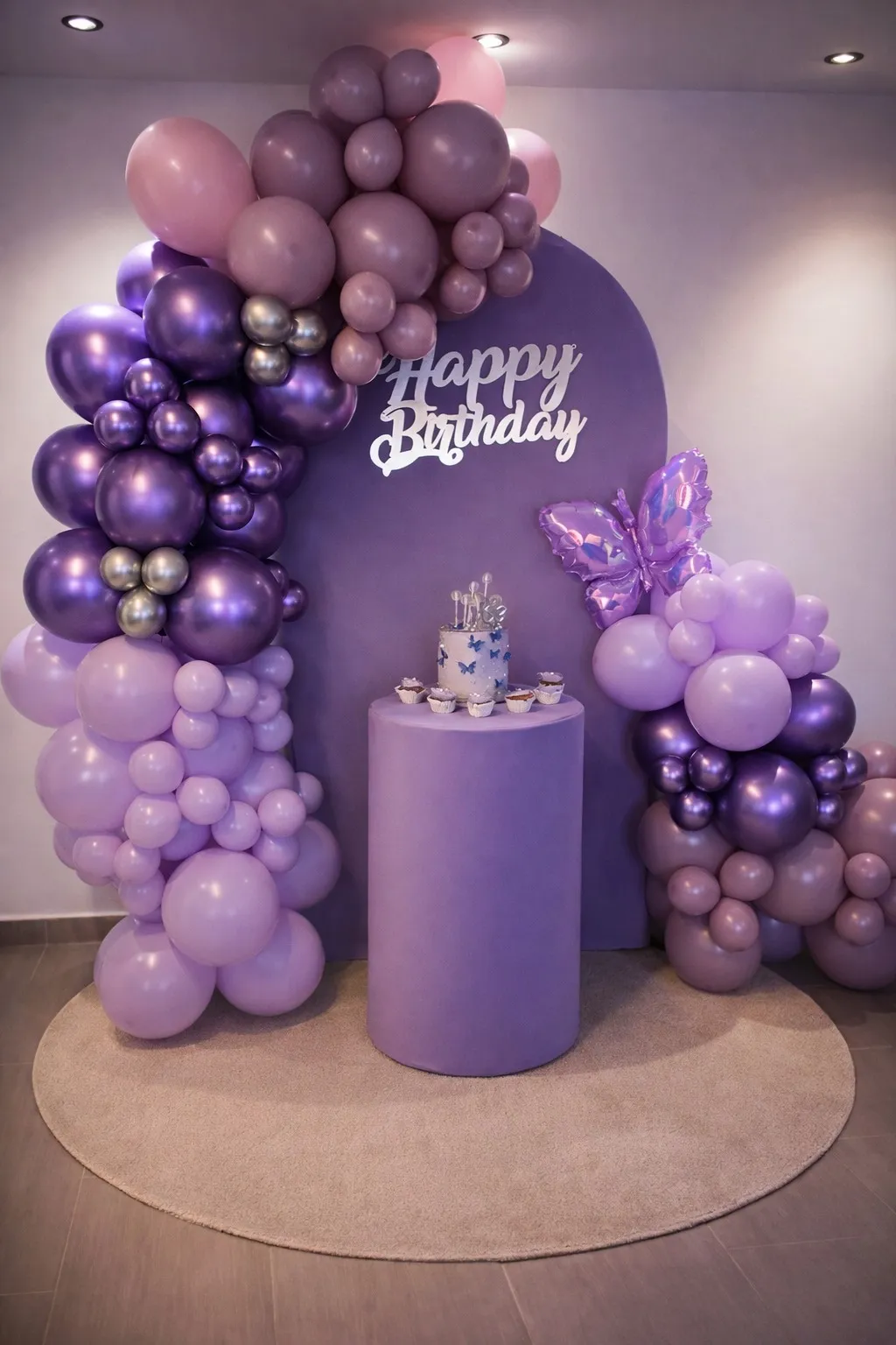 Decoración cumpleaños morado con arco de globos